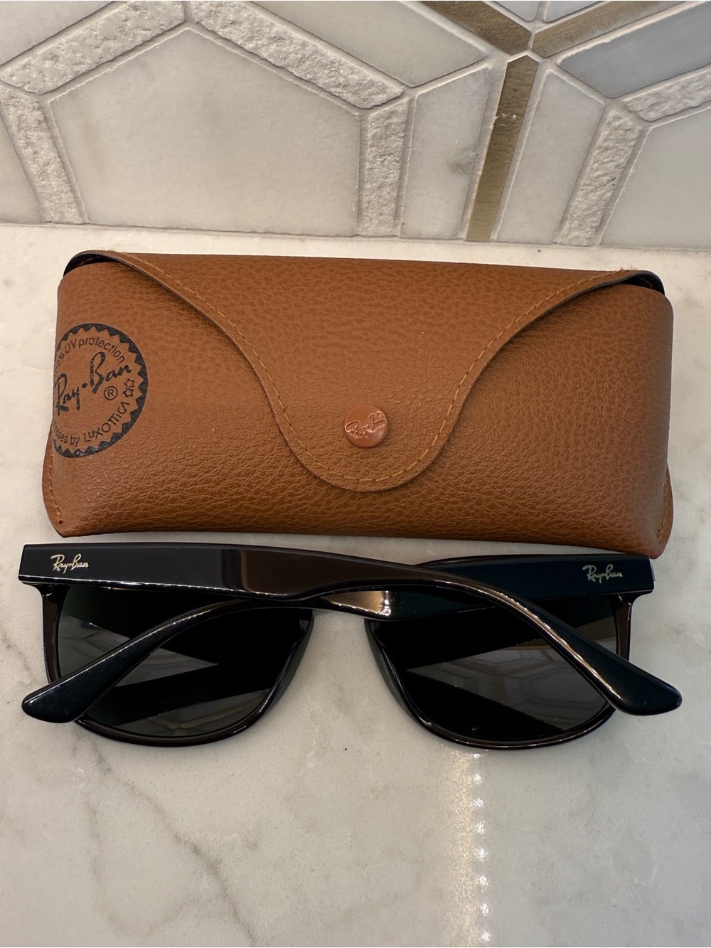 RAY-BAN 2184 WAYFARER BLACK UNISEX SUNGLASSES WITH CASE - Picture 3 of 5